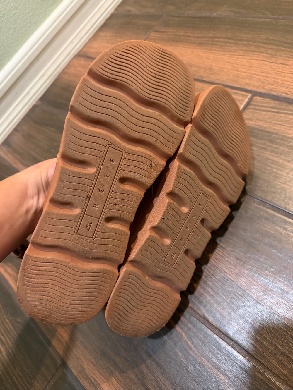 Reef sandals - Picture 2 of 3